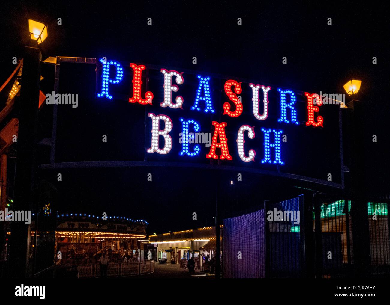 Luci al neon nel cielo notturno per la "Pleasure Beach" a Great Yarmouth, una città balneare di Norfolk, Inghilterra, Regno Unito. Foto Stock