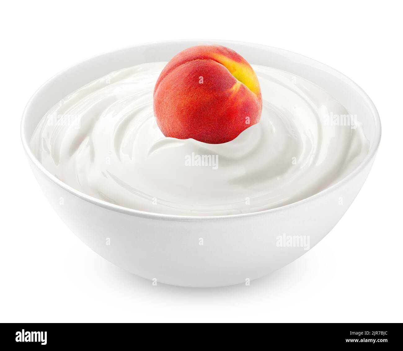 pesca, nettarine con panna acida, yogurt, isolato su sfondo bianco, percorso di ritaglio, profondità di campo piena Foto Stock