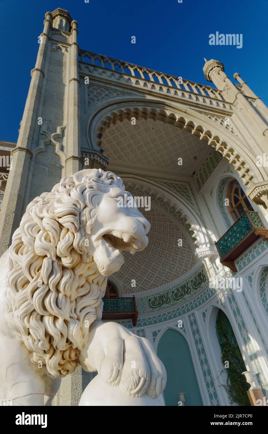 Scultura del leone mediceo di fronte alla facciata principale del Palazzo Vorontsov ad Alupka, Crimea, Ucraina. Le statue di Giovanni Bonnani furono installate nel 1848 Foto Stock