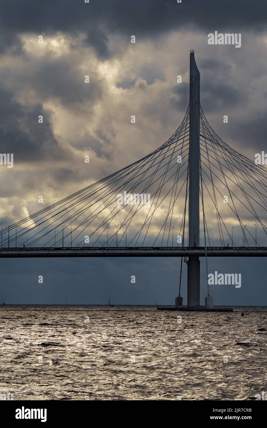 Nuovo ponte sul fiume Neva a San Pietroburgo al tramonto, cielo spettacolare sullo sfondo Foto Stock