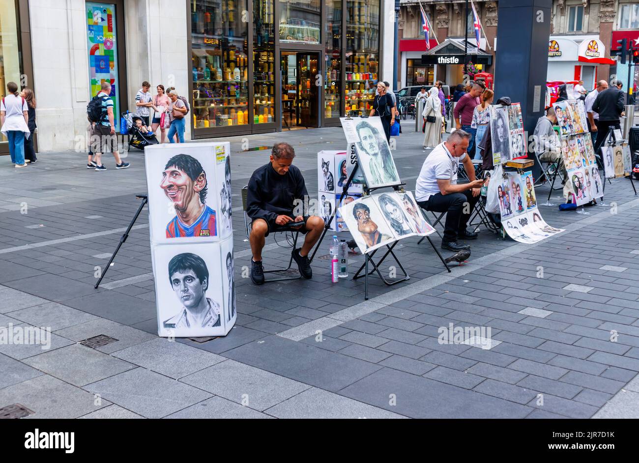 I caricaturisti mostrano le loro foto per souvenir turistici a Leicester Square nel West End, nel centro di Londra WC2 Foto Stock