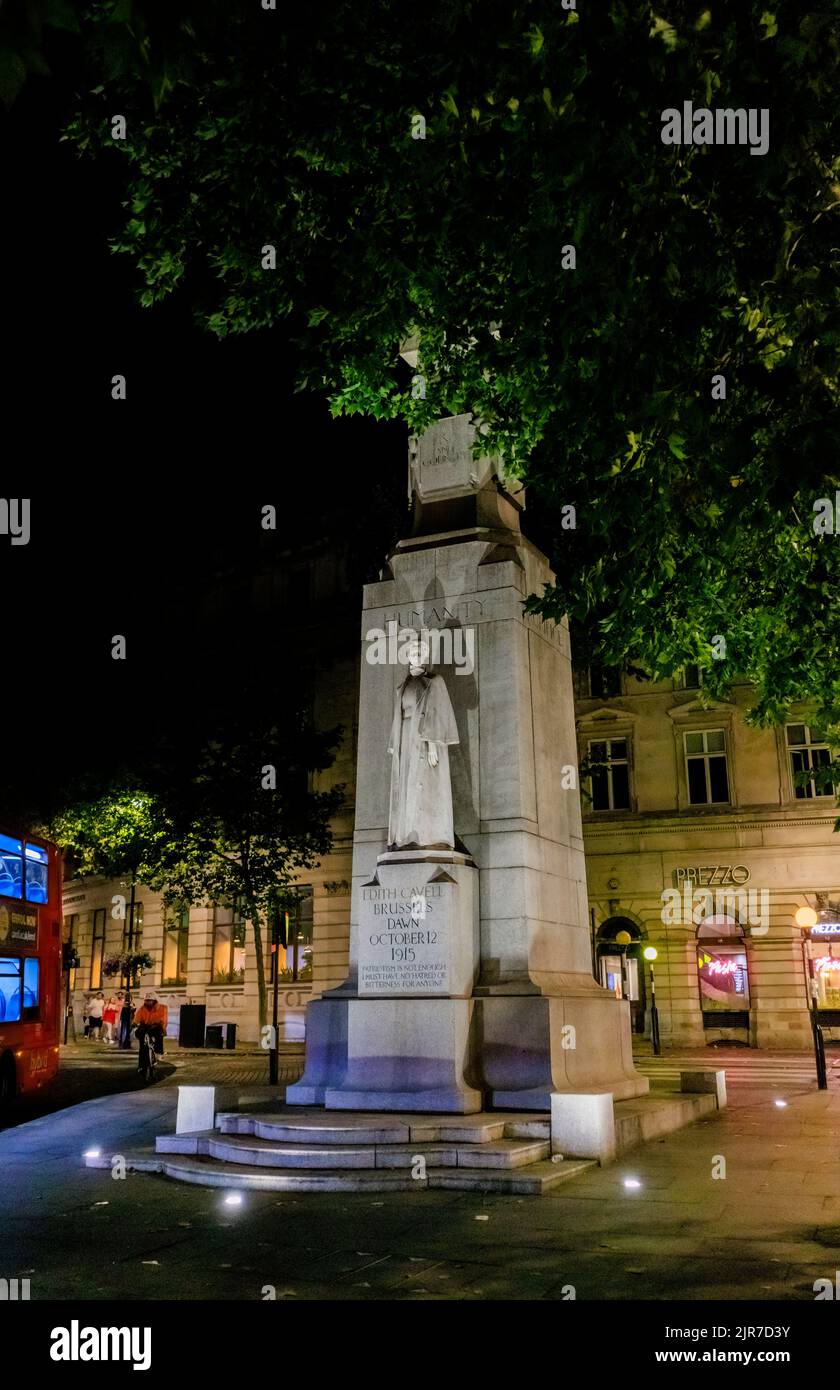 Il Memoriale di Edith Cavell, una statua di Sir George Frampton, girato all'alba del 1915 nella prima guerra mondiale, nel West End di Londra del WC2, visto illuminato di notte Foto Stock