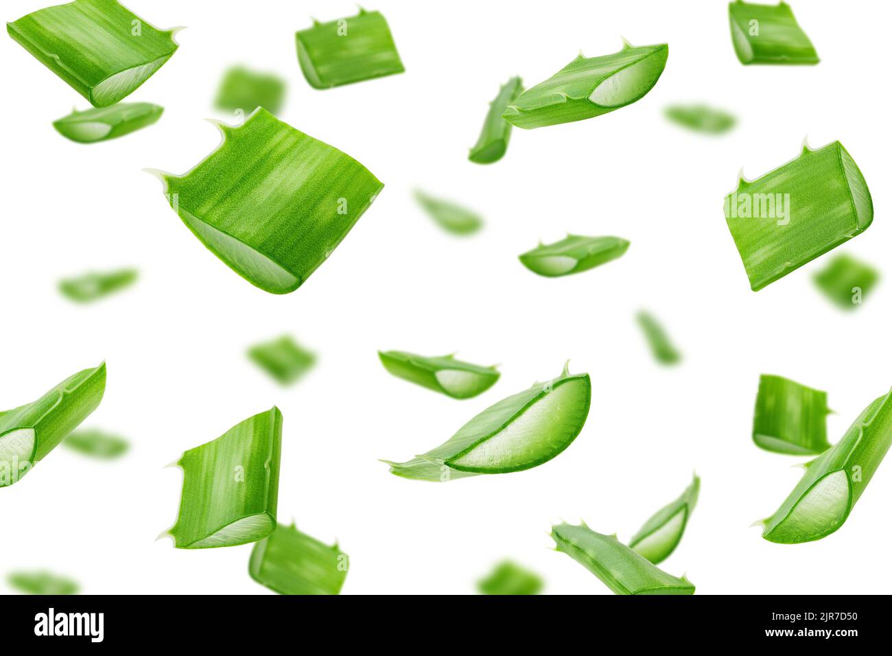 Caduta di aloe vera, fetta, isolato su sfondo bianco, messa a fuoco selettiva Foto Stock