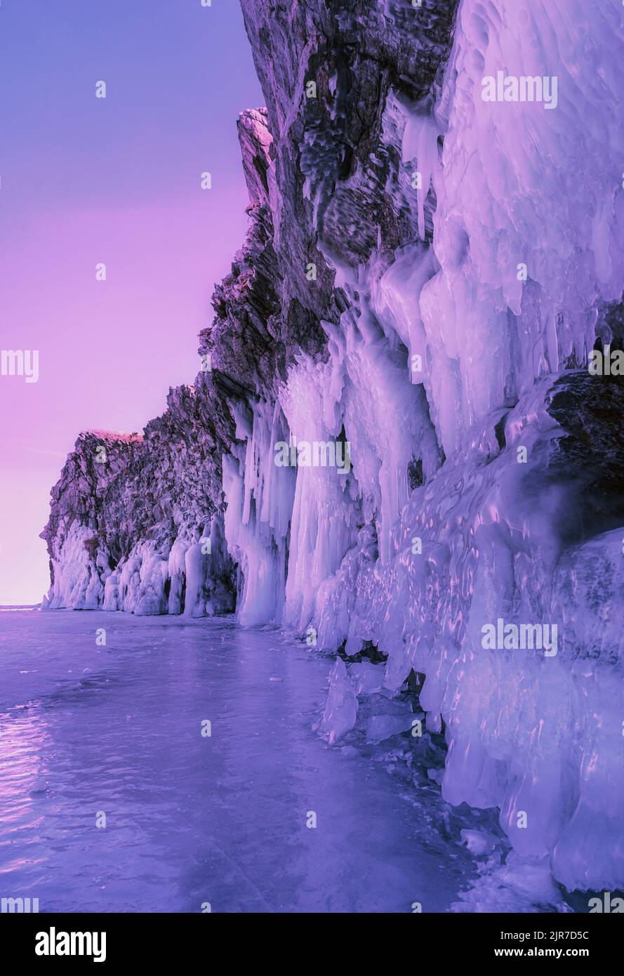 Splendido paesaggio invernale con grotta di ghiaccio e ghiaccioli limpidi. Tonalità di colore alla moda. Lago Baikal, isola di Olkhon, Russia. Naturale sfondo invernale. Foto Stock