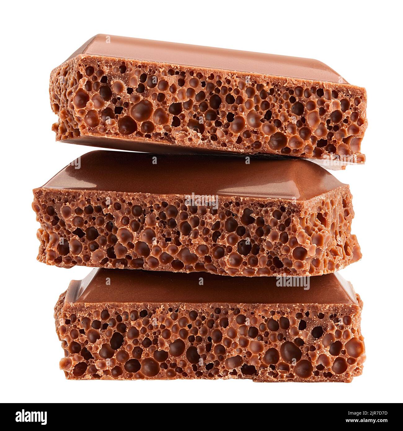 pezzi di cioccolato poroso, isolati su sfondo bianco, percorso di ritaglio, profondità di campo completa Foto Stock