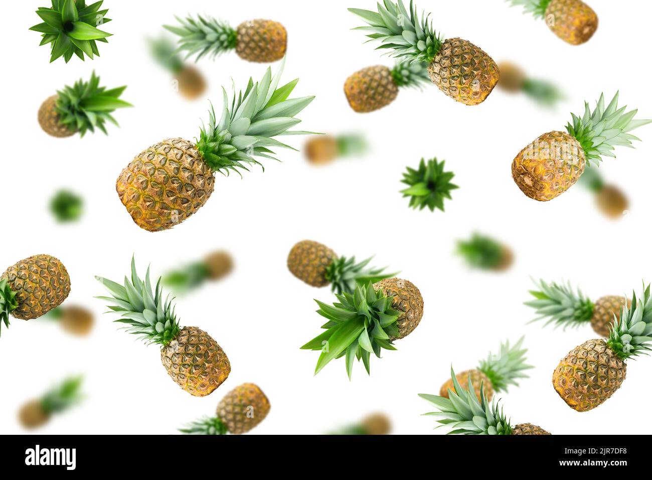 Ananas cadente isolato su sfondo bianco, fuoco selettivo Foto Stock