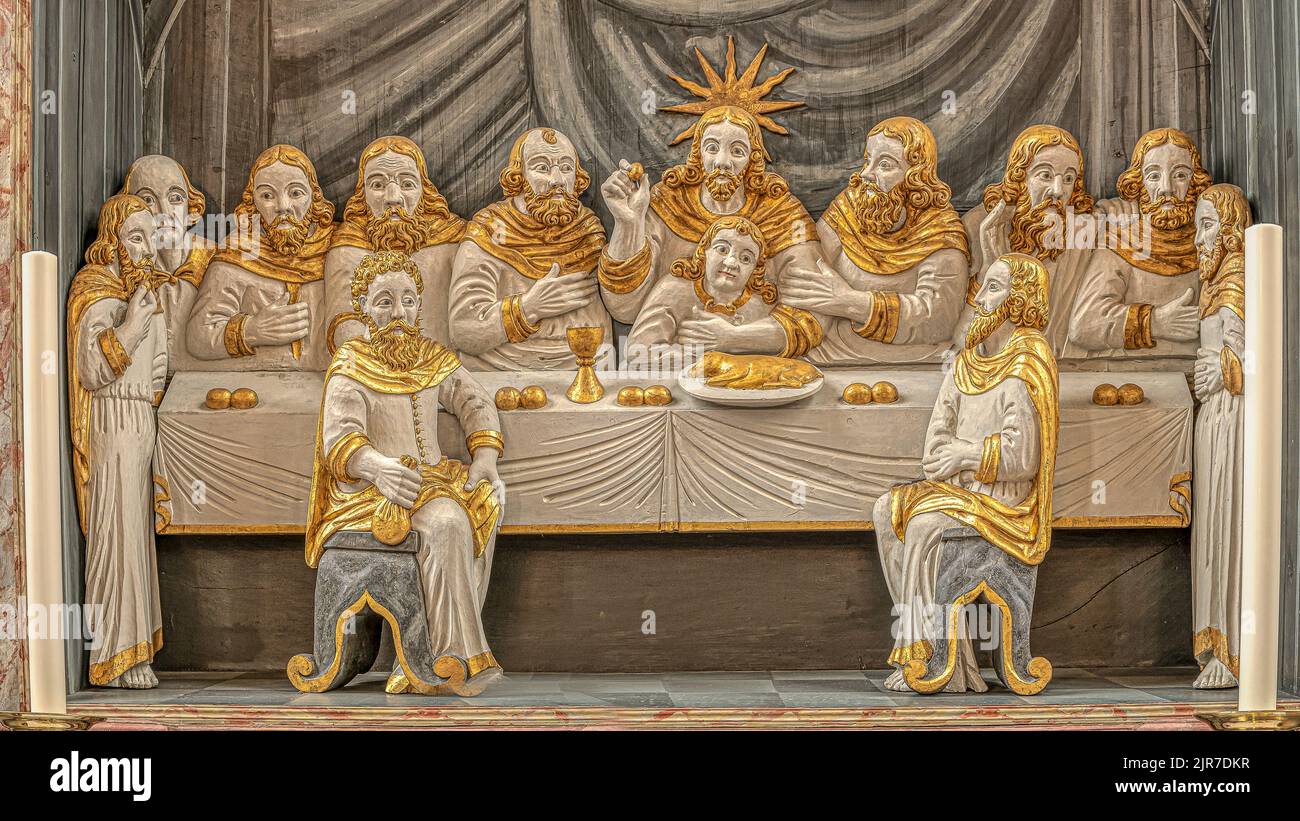 I discepoli scolpiti come figure dorate siedono al tavolo con Gesù nell'ultima cena, Mariager, Danimarca, 7 agosto 2022 Foto Stock