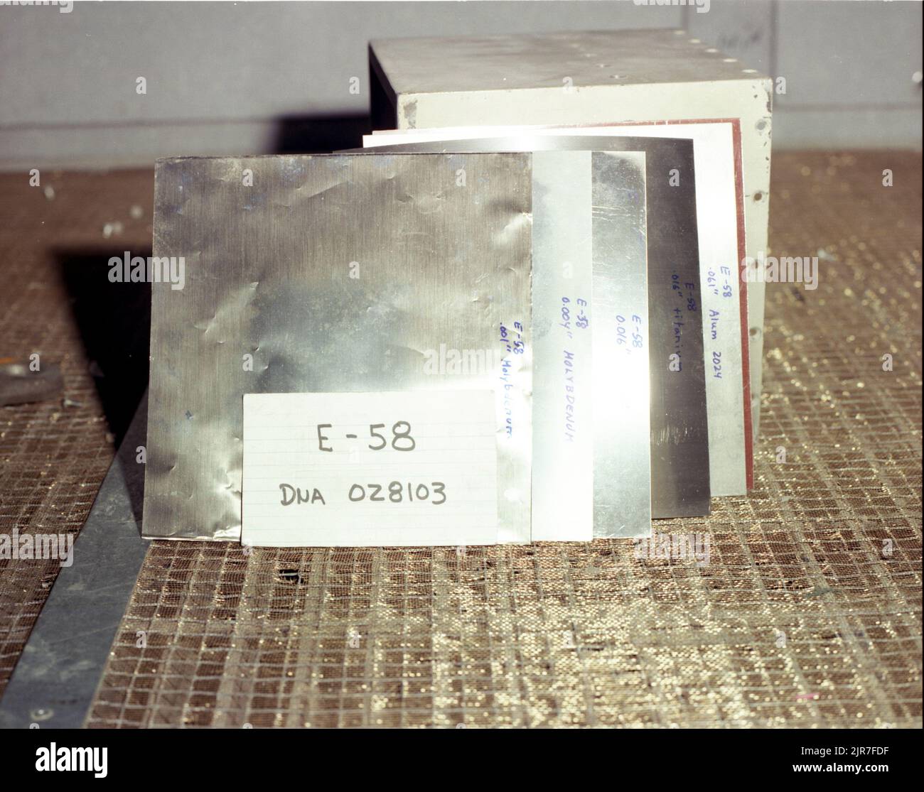 A840624 U12T RECUPERO ESPERIMENTO MITO MIDAS STEPHEN FALACY (INGEGNERE DI PROGETTO) MAR 15 84 EG&G/NTS PHOTO LAB DATA DI PUBBLICAZIONE: 3/15/1984 E-58; EDGERTON, GERMESHAUSEN & GRIER; EG&G; APPARECCHIATURE; APPARECCHIATURE E STRUMENTI; RECUPERO DI ESPERIMENTI; STRUMENTI; STRUMENTI E APPARECCHIATURE; MITO MIDAS; NEVADA; NEVADA TEST SITE; NTS; TECNOLOGIA NUCLEARE; TEST NUCLEARI; TEST NUCLEARI; SITI DI TEST; UGT; TEST SOTTERRANEI; U12T IMMAGINI STORICHE RIC DEL MITO-ESPERIMENTO MIDAS. 1972 - 2012. Dipartimento di energia. Amministrazione nazionale della sicurezza nucleare. Fotografie relative al test delle armi nucleari presso il Nev Foto Stock