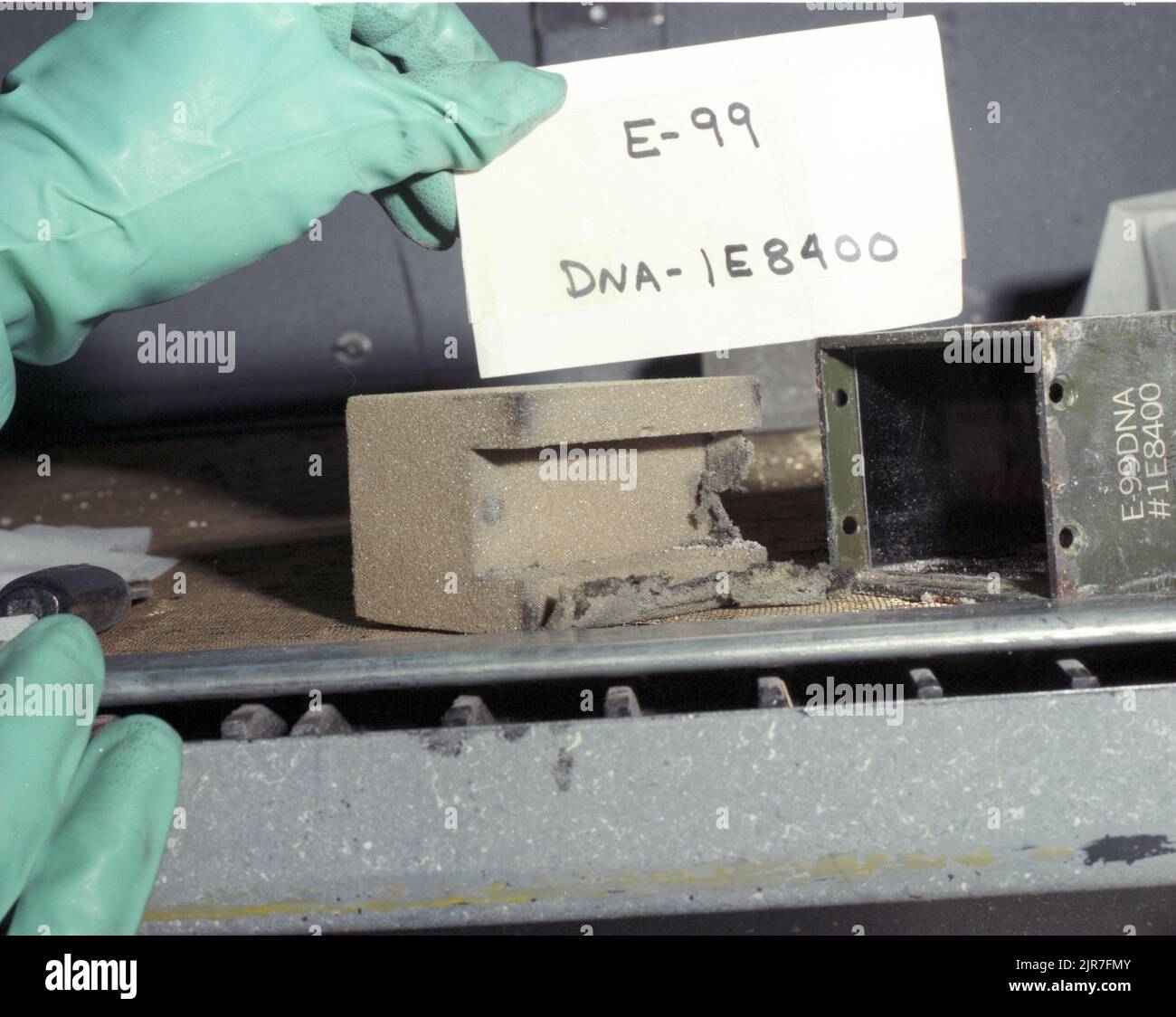 A840550 U12T RECUPERO ESPERIMENTO MITO MIDAS STEPHEN FALACY (INGEGNERE DI PROGETTO) MAR 14 84 EG&G/NTS PHOTO LAB DATA DI PUBBLICAZIONE: 3/14/1984 E-99; EDGERTON, GERMESHAUSEN & GRIER; EG&G; APPARECCHIATURE; APPARECCHIATURE E STRUMENTI; RECUPERO DI ESPERIMENTI; GUANTI; GUANTI, CHIRURGICI; STRUMENTI; STRUMENTI E ATTREZZATURE; MITO MIDAS; NEVADA; NEVADA; NEVADA TEST SITE; NTS; TECNOLOGIA DELL'ENERGIA NUCLEARE; PROVE NUCLEARI; PROVE NUCLEARI; SITI DI PROVA; UGT; TEST SOTTERRANEI; U12T IMMAGINI STORICHE DEL MITO-ESPERIMENTO MIDAS REC. 1972 - 2012. Dipartimento di energia. Amministrazione nazionale della sicurezza nucleare. Fotografie relative al nucleare Foto Stock