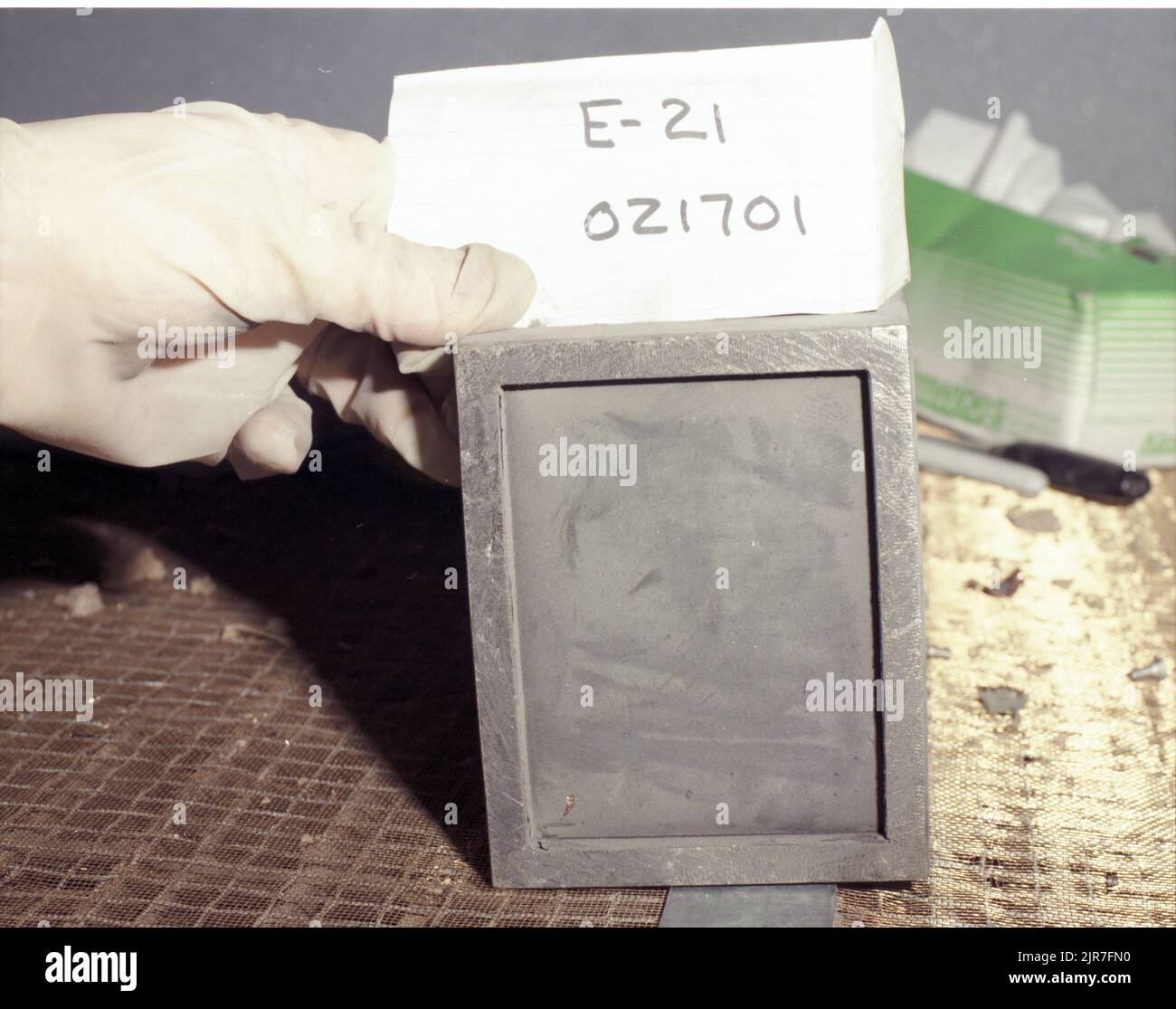 A840510 U12T RECUPERO ESPERIMENTO MITO MIDAS STEPHEN FALACY (INGEGNERE DI PROGETTO) MAR 14 84 EG&G/NTS PHOTO LAB DATA DI PUBBLICAZIONE: 3/14/1984 E-21; EDGERTON, GERMESHAUSEN & GRIER; EG&G; APPARECCHIATURE; APPARECCHIATURE E STRUMENTI; RECUPERO DI ESPERIMENTI; GUANTI; GUANTI, CHIRURGICI; STRUMENTI; STRUMENTI E ATTREZZATURE; MITO MIDAS; NEVADA; NEVADA; NEVADA TEST SITE; NTS; TECNOLOGIA DELL'ENERGIA NUCLEARE; PROVE NUCLEARI; PROVE NUCLEARI; SITI DI PROVA; UGT; TEST SOTTERRANEI; U12T IMMAGINI STORICHE DEL MITO-ESPERIMENTO MIDAS REC. 1972 - 2012. Dipartimento di energia. Amministrazione nazionale della sicurezza nucleare. Fotografie relative al nucleare Foto Stock