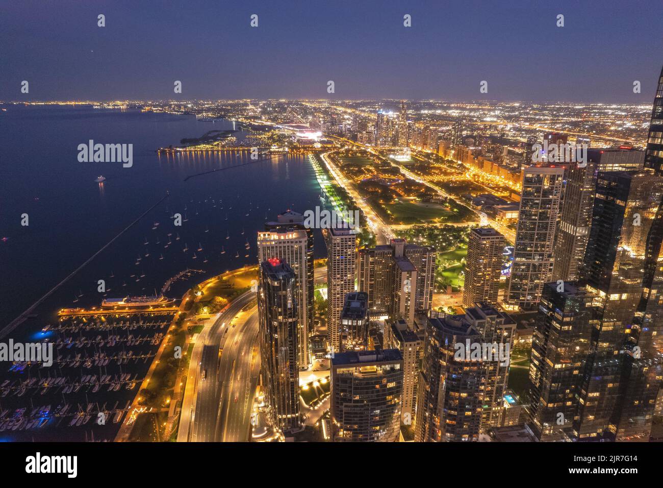 Un'immagine aerea dello skyline con luci contro un cielo blu al tramonto Foto Stock