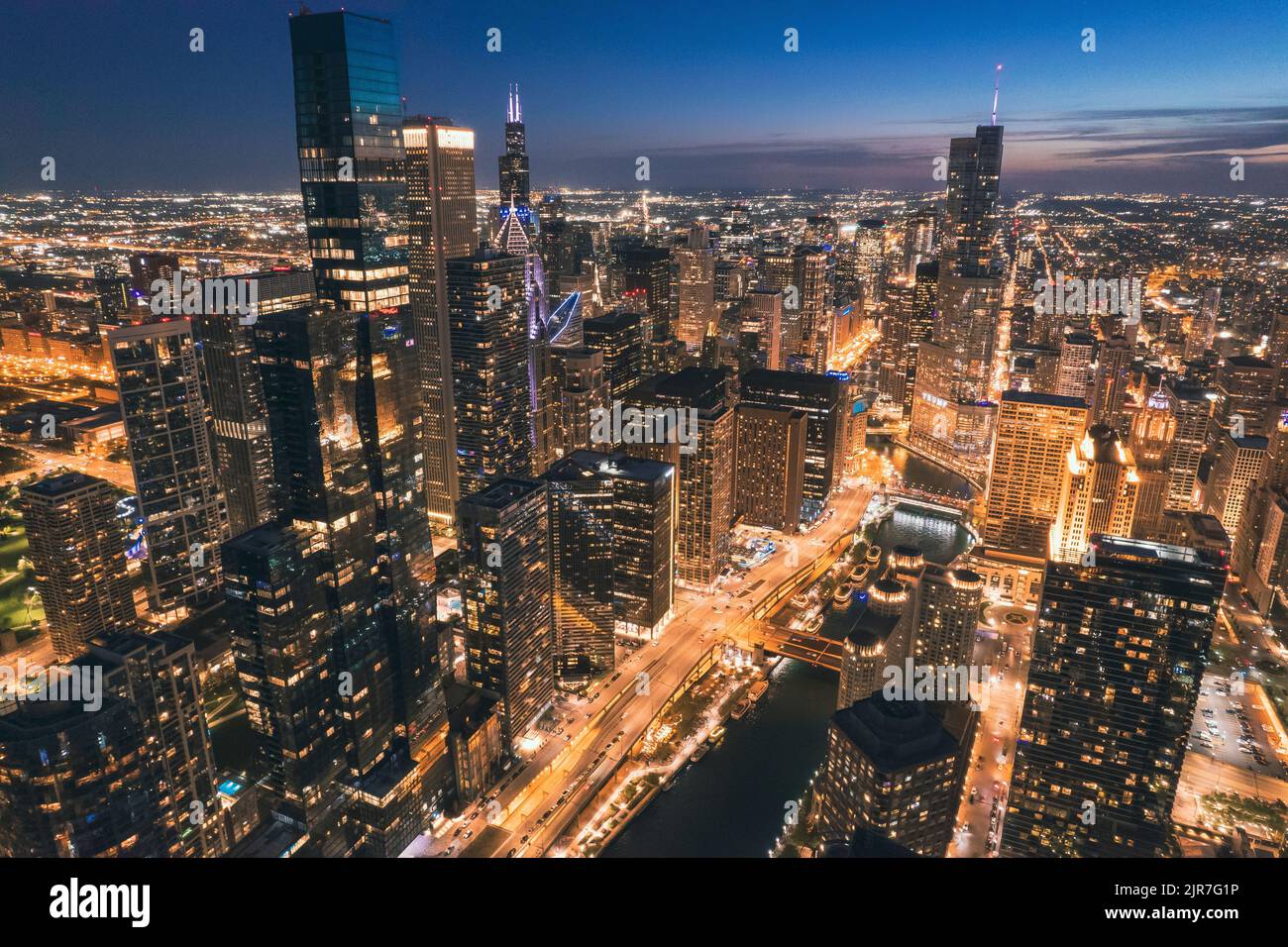 Un'immagine aerea dello skyline con luci contro un cielo blu al tramonto Foto Stock