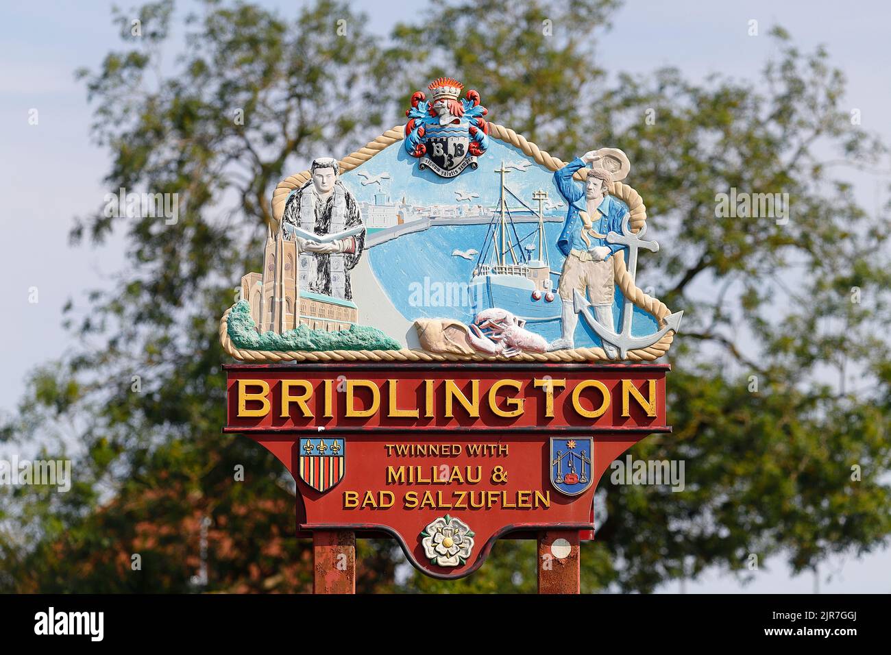 Un cartello di benvenuto quando entrate nella cittadina balneare di Bridlington sulla costa dello Yorkshire. Il cartello presenta il simbolo Yorkshire Rose e il mantello di armi di Bridlington Foto Stock