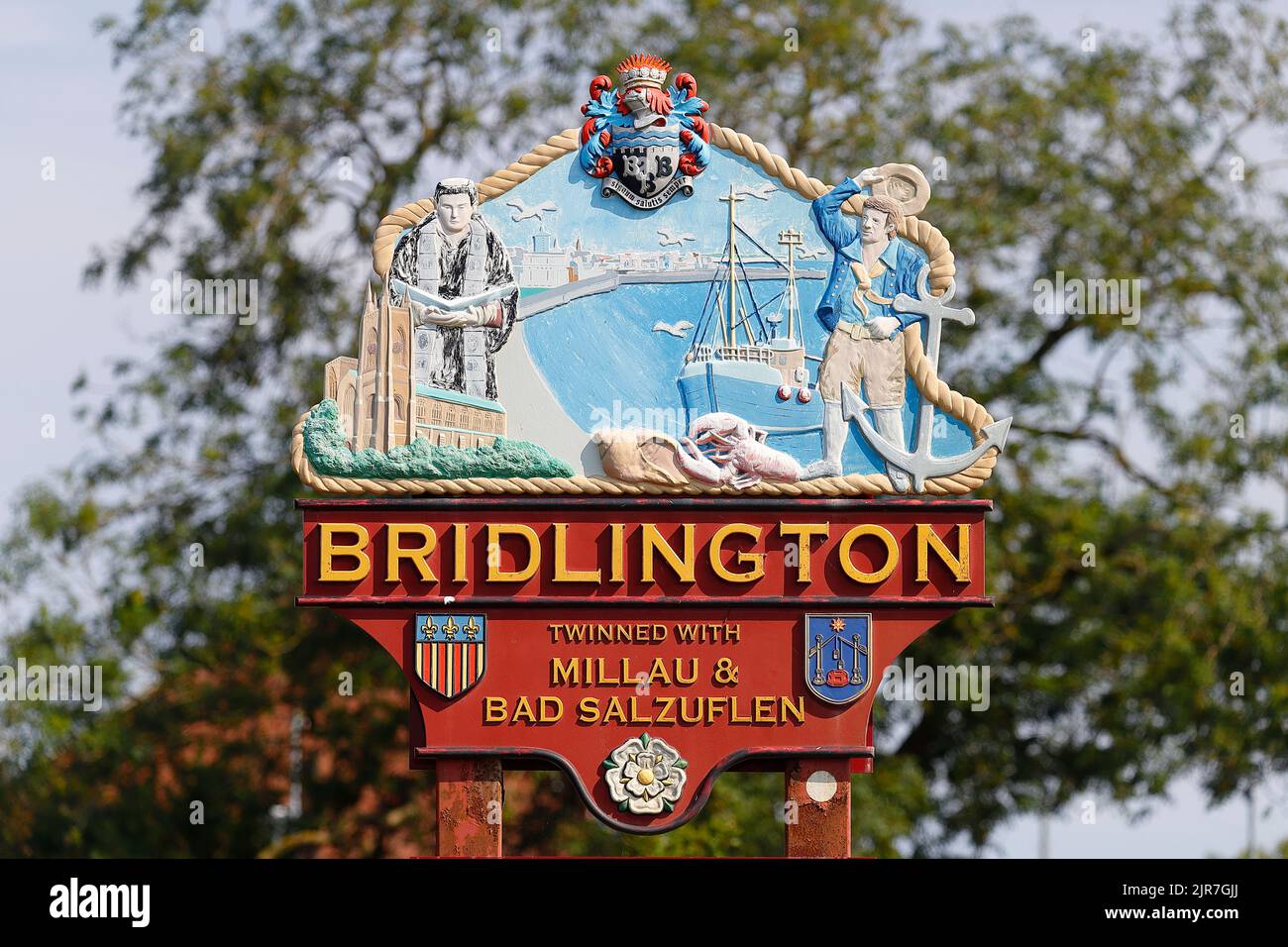 Un cartello di benvenuto quando entrate nella cittadina balneare di Bridlington sulla costa dello Yorkshire. Il cartello presenta il simbolo Yorkshire Rose e il mantello di armi di Bridlington Foto Stock