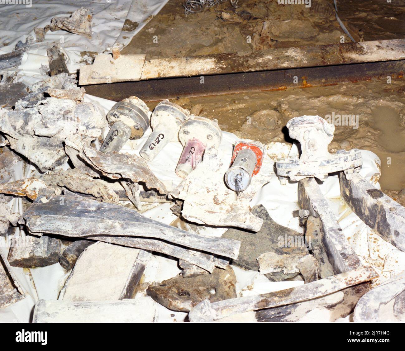 A840209 U12N MEZZANOTTE ZEPHYR MINEBACK A FAC LES HILL (PROJECT ENGINEER) FEB 9 84EG&G/NTS PHOTO LAB DATA DI PUBBLICAZIONE: 2/9/1984 VALUTAZIONE DEI DANNI; EDGERTON, GERMESHAUSEN & GRIER; EG&G; APPARECCHIATURE E STRUMENTI; APPARECCHIATURA (SNL); RECUPERO FAC; CHIUSURA AD AZIONE RAPIDA; CANCELLI (APERTURE); STRUMENTI E APPARECCHIATURE; MIDNIGHT ZEPHYR; MIDNIGHT ZEPHYR TEST; MINEBACK; MINEBACK A FAC; N-TUNNEL; NEVADA; NEVADA TEST SITE; NTS; TECNOLOGIA NUCLEARE; TEST NUCLEARI; TEST NUCLEARI; DANNI POST-SHOT; SITI DI TEST; UGT; SOTTERRANEI; TEST IN SOTTERRANEO; MEZZANOTTE ZEPHYR-FAC MINEBACK IMMAGINI STORICHE. 1972 - 201 Foto Stock