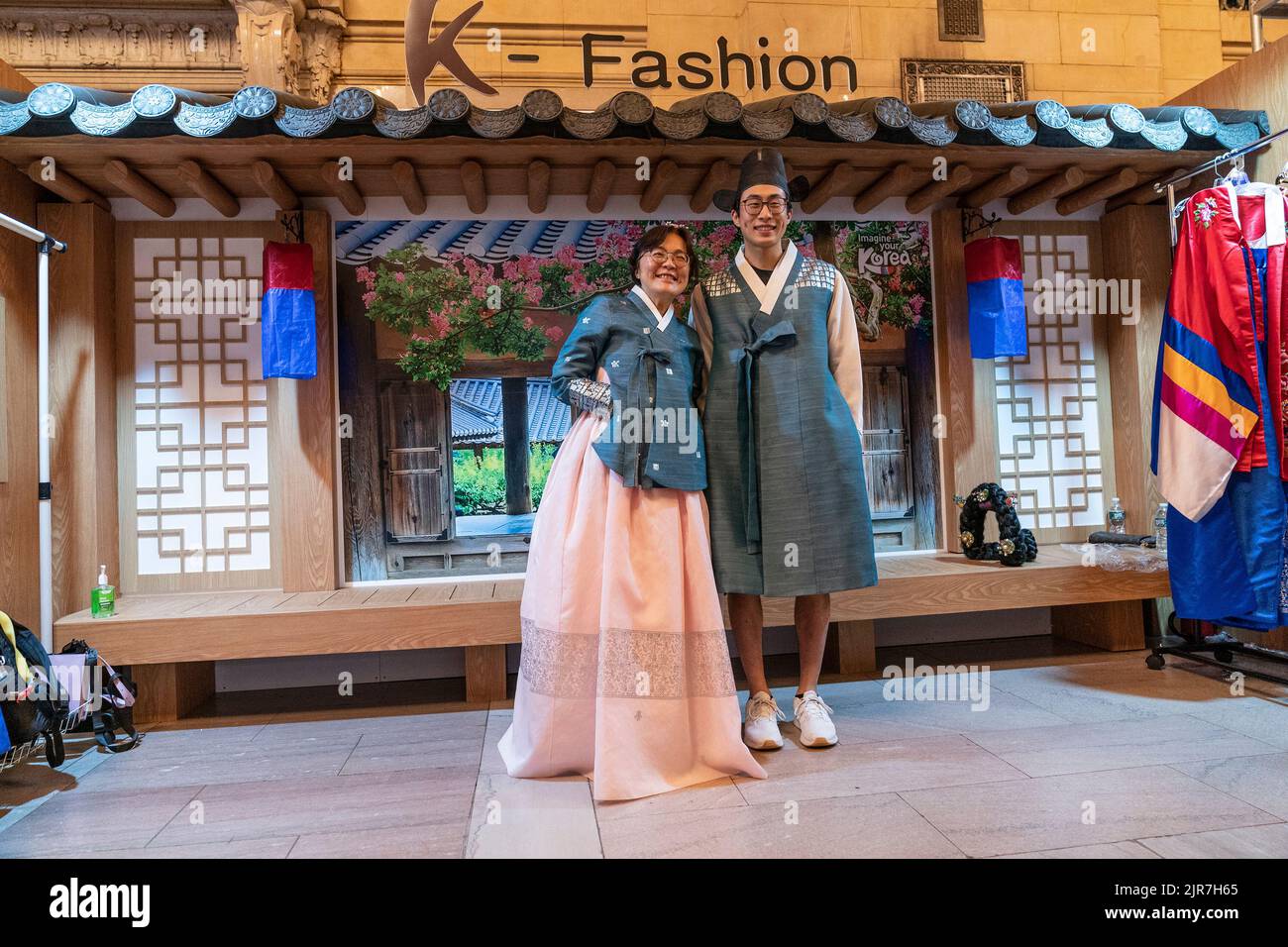 New York, Stati Uniti. 22nd ago, 2022. I visitatori provano i costumi tradizionali coreani durante la Korea Tourism Organization che ospita 2022 Scopri la tua Corea alla Vanderbilt Hall del Grand Central Terminal a New York il 22 agosto 2022. Ai visitatori è stato offerto di assaggiare il cibo tradizionale coreano e il cibo preparato per i templi buddisti, scoprire le bande K-Pop, i film coreani, fare fiori di carta, provare cosmetici coreani, costumi tradizionali e molto altro durante l'evento promozionale di 2 giorni. (Foto di Lev Radin/Sipa USA) Credit: Sipa USA/Alamy Live News Foto Stock