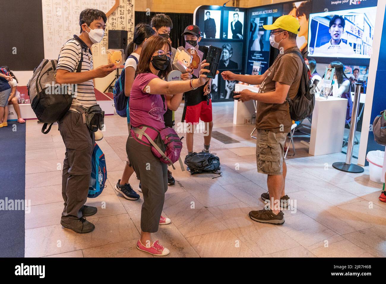 New York, Stati Uniti. 22nd ago, 2022. Atmosfera durante la Corea Organizzazione del Turismo ospita 2022 Scopri la tua Corea alla Vanderbilt Hall del Grand Central Terminal. Ai visitatori è stato offerto di assaggiare il cibo tradizionale coreano e il cibo preparato per i templi buddisti, scoprire le bande K-Pop, i film coreani, fare fiori di carta, provare cosmetici coreani, costumi tradizionali e molto altro durante l'evento promozionale di 2 giorni. Credit: Sipa USA/Alamy Live News Foto Stock