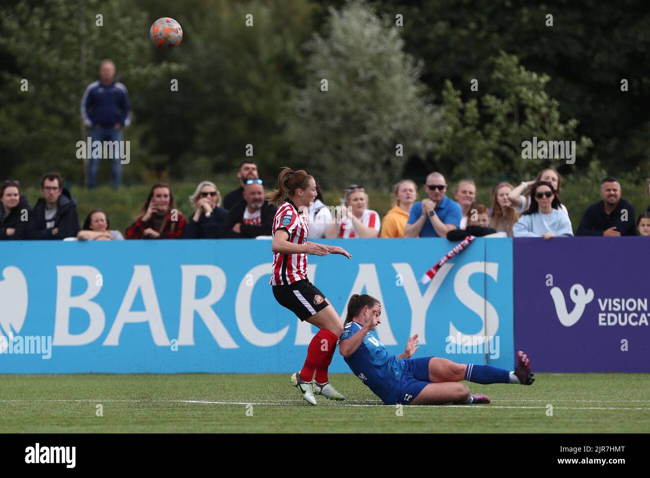 GRACE McCATTY di Sunderland in azione con SARAH ROBSON durante la partita di fa Women's Championship tra Durham Women FC e Sunderland a Maiden Castle, Durham City, domenica 21st agosto 2022. (Credit: Marco Fletcher | NOTIZIE MI) Credit: NOTIZIE MI & Sport /Alamy Live News Foto Stock