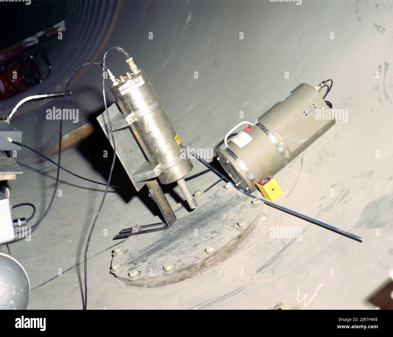 A831493 U12T SIMULATORE GENERATORE DI NEUTRONI MITO MIDAS RISO LUCIEN (PROJECT ENGINEER) NOV 30 83EG&G/NTS PHOTO LAB DATA DI PUBBLICAZIONE: 11/30/1983 EDGERTON, GERMESHAUSEN & GRIER; EG&G; APPARECCHIATURE E STRUMENTI; STRUMENTI E APPARECCHIATURE; MITO DI MIDAS; TEST MITO DI MIDAS; SIMULATORE DI GENERATORE DI NEUTRONI; TUBI DI GENERATORE DI NEUTRONI; GENERATORI DI NEUTRONI; NEVADA; NEVADA TEST SITE; NTS; TECNOLOGIA NUCLEARE; TEST NUCLEARI; TEST NUCLEARI; TUBI; TUNNEL A T; SITI DI TEST; TUNNEL; UGT; SOTTOTERRA; TEST SOTTERRANEI; FILI E CAVI; IMMAGINI STORICHE DEL GENERATORE DI MITO-NEUTRONI MIDAS. 1972 - 2012. Dipartimento di energia. Na Foto Stock