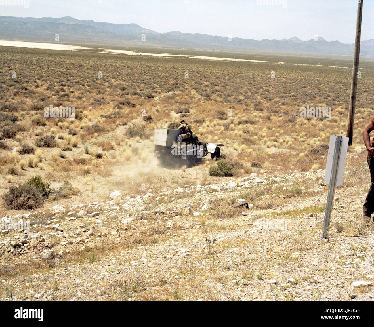 A831032 AREA DI SALVAGUARDIA 25 WALTHERS (PROJECT ENGINEER) GIU 27 83 EG&G/NTS PHOTO LAB DATA DI PUBBLICAZIONE: 6/27/1983 AREA 25; EDGERTON, GERMESHAUSEN & GRIER; EG&G; CAMPI; CAMPI, ARIA; MASCHIO; UOMINI; UOMINI (AGGIUNGERE MODIFICATORE MASCHILE); ABBIGLIAMENTO MILITARE; UOMINI MILITARI; NEVADA; NEVADA; LUOGO DI PROVA DEL NEVADA; NTS; TECNOLOGIA DELL'ENERGIA NUCLEARE; ESPLOSIONI NUCLEARI; CONTROLLI DI SICUREZZA; ESERCIZIO DI CONTROLLI DI SICUREZZA; SITI DI PROVA; UNIFORMI; UNIFORMI, ABBIGLIAMENTO (MILITARE); VEICOLO, A MOTORE (NON MILITARE); VEICOLI; VEICOLI A MOTORE (NON MILITARE); VEICOLI, Immagini storiche PER USI SPECIALI. 1972 - 2012. Dipartimento di energia. Amministrazione nazionale della sicurezza nucleare Foto Stock