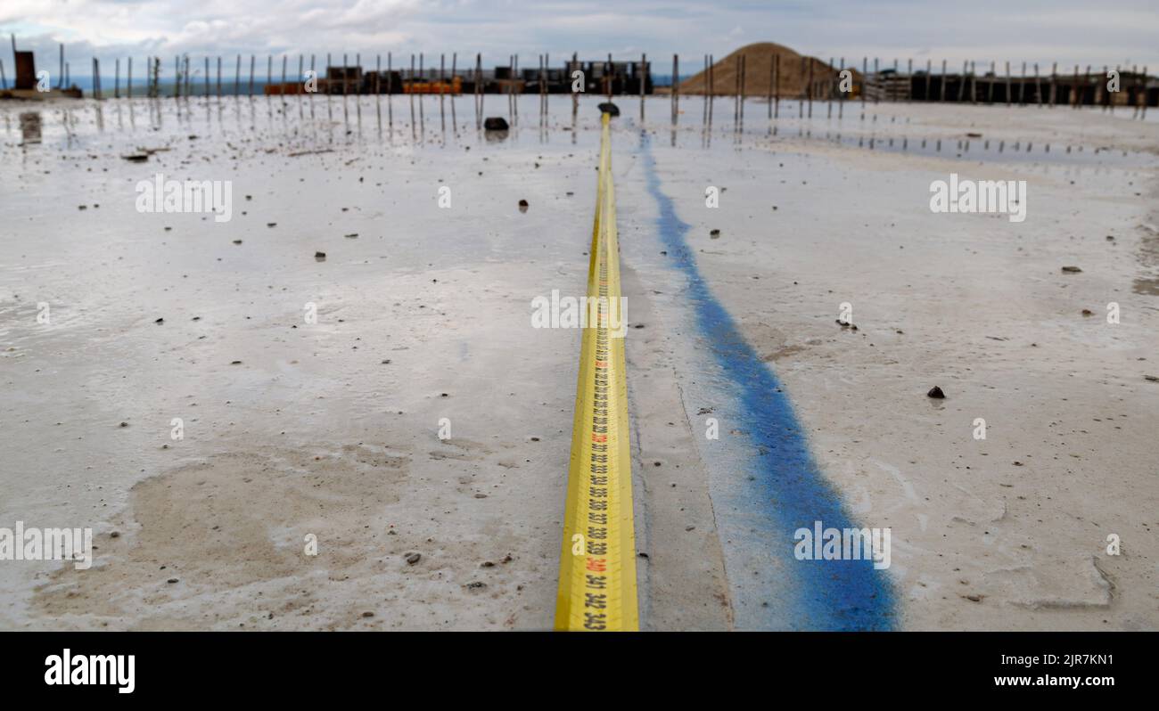 Background del cantiere. Contesto industriale. Lavori di costruzione in cantiere contro il cielo blu Foto Stock