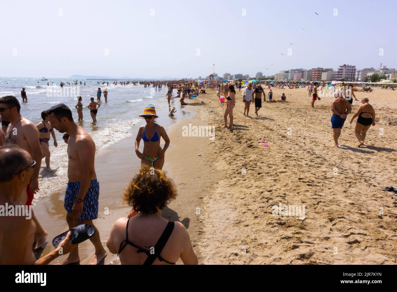 Spiaggia con bagnanti in estate. Rimini, Italia, immagine editoriale Foto Stock