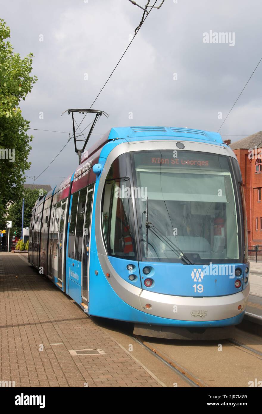 West Midlands Metro CAF Urbos 3 tram numero 19 alla fermata Wolverhampton St George del tram a Wolverhampton Inghilterra il 22nd agosto 2022. Foto Stock