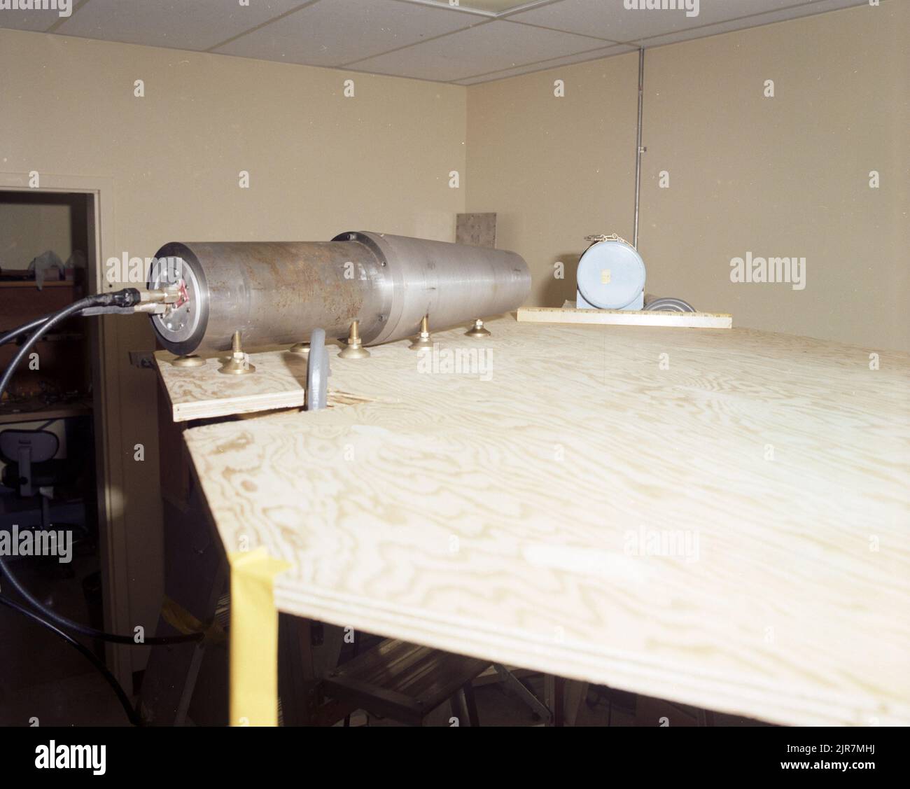 A830275 GENERATORE DI NEUTRONI A&F LOVELL (PROJECT ENGINEER) FEB 28 83 EG&G/NTS PHOTO LAB DATA DI PUBBLICAZIONE: 2/28/1983 A&F; CAVI; EDGERTON, GERMESHAUSEN & GRIER; EG&G; APPARECCHIATURE E STRUMENTI; STRUMENTAZIONE; STRUMENTI E APPARECCHIATURE; STRUMENTI E APPARECCHIATURE; TUBI PER GENERATORI DI NEUTRONI; GENERATORI DI NEUTRONI; NEVADA; NEVADA; NEVADA TEST SITE; NTS; TECNOLOGIA DELL'ENERGIA NUCLEARE; SITI DI TEST; PROVETTE; PROVETTE, TEST; FILI E CAVI; Immagini storiche DEL GENERATORE DI NEUTRONI. 1972 - 2012. Dipartimento di energia. Amministrazione nazionale della sicurezza nucleare. Fotografie relative al test delle armi nucleari presso il sito di test del Nevada. Foto Stock