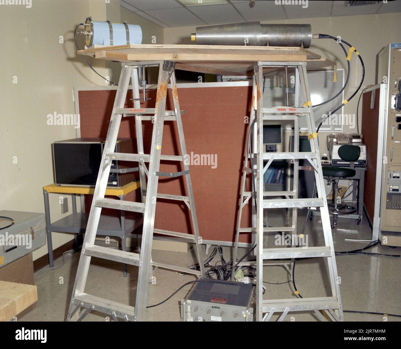 A830276 GENERATORE DI NEUTRONI A&F LOVELL (PROJECT ENGINEER) FEB 28 83 EG&G/NTS PHOTO LAB DATA DI PUBBLICAZIONE: 2/28/1983 A&F; CAVI; EDGERTON, GERMESHAUSEN & GRIER; EG&G; ATTREZZATURE E STRUMENTI; STRUMENTAZIONE; STRUMENTI E ATTREZZATURE; STRUMENTI E ATTREZZATURE; SCALE; SCALE, STEP; TUBI PER GENERATORI DI NEUTRONI; GENERATORI DI NEUTRONI; NEVADA; SITO DI PROVA DEL NEVADA; NTS; TECNOLOGIA DELL'ENERGIA NUCLEARE; SITI DI PROVA; TUBI; TUBI, TEST; FILI E CAVI; IMMAGINI STORICHE DEL GENERATORE DI NEUTRONI. 1972 - 2012. Dipartimento di energia. Amministrazione nazionale della sicurezza nucleare. Fotografie relative al test delle armi nucleari al Th Foto Stock