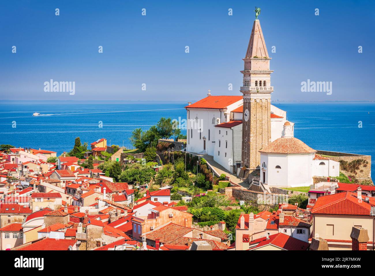 Piran, Slovenia. Veduta aerea del mare Adriatico e della città di Pirano in Istria, scena notturna della chiesa di San Giorgio. Foto Stock