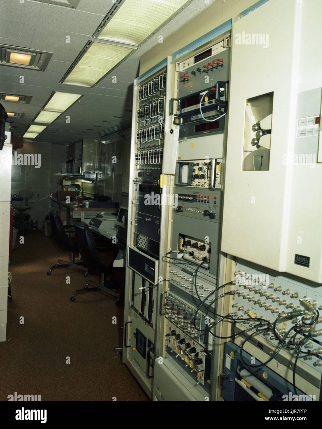 A821523 AREA 17 GFSE JERRY CUDERMAN (INGEGNERE DI PROGETTO) SEP 14 82 EG&G/NTS PHOTO LAB DATA DI PUBBLICAZIONE: 9/14/1982 AREA 17; PANNELLO DI CONTROLLO (ELETTRICO); PANNELLI DI CONTROLLO; EDGERTON, GERMESHAUSEN & GRIER; EG&G; APPARECCHIATURE; APPARECCHIATURE E STRUMENTI; GFSE; STRUMENTI; STRUMENTI E ATTREZZATURE; NEVADA; NEVADA; NEVADA TEST SITE; NTS; TECNOLOGIA DELL'ENERGIA NUCLEARE; TEST NUCLEARI; TEST NUCLEARI; INTERRUTTORI; INTERRUTTORI, INTERRUTTORI A LEVETTA; SITI DI TEST; UGT; TEST SOTTERRANEI; FILI E CAVI; AREA 17-GFSE IMMAGINI STORICHE. 1972 - 2012. Dipartimento di energia. Amministrazione nazionale della sicurezza nucleare. Fotografie relative a Nuclear Weap Foto Stock A821523 AREA 17 GFSE JERRY CUDERMAN (INGEGNERE DI PROGETTO) SEP 14 82 EG&G/NTS PHOTO LAB DATA DI PUBBLICAZIONE: 9/14/1982 AREA 17; PANNELLO DI CONTROLLO (ELETTRICO); PANNELLI DI CONTROLLO; EDGERTON, GERMESHAUSEN & GRIER; EG&G; APPARECCHIATURE; APPARECCHIATURE E STRUMENTI; GFSE; STRUMENTI; STRUMENTI E ATTREZZATURE; NEVADA; NEVADA; NEVADA TEST SITE; NTS; TECNOLOGIA DELL'ENERGIA NUCLEARE; TEST NUCLEARI; TEST NUCLEARI; INTERRUTTORI; INTERRUTTORI, INTERRUTTORI A LEVETTA; SITI DI TEST; UGT; TEST SOTTERRANEI; FILI E CAVI; AREA 17-GFSE IMMAGINI STORICHE. 1972 - 2012. Dipartimento di energia. Amministrazione nazionale della sicurezza nucleare. Fotografie relative a Nuclear Weap Foto Stock