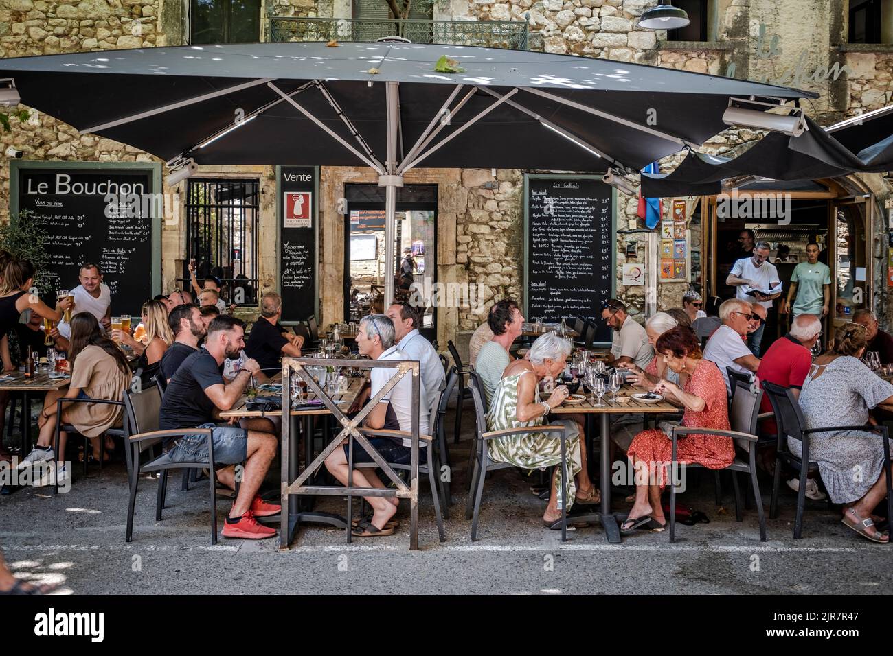 Scena del ristorante al villaggio di Aigueze, un piccolo villaggio situato a sud della Francia nel dipartimento del Gard della regione francese Languedoc-Roussillo Foto Stock