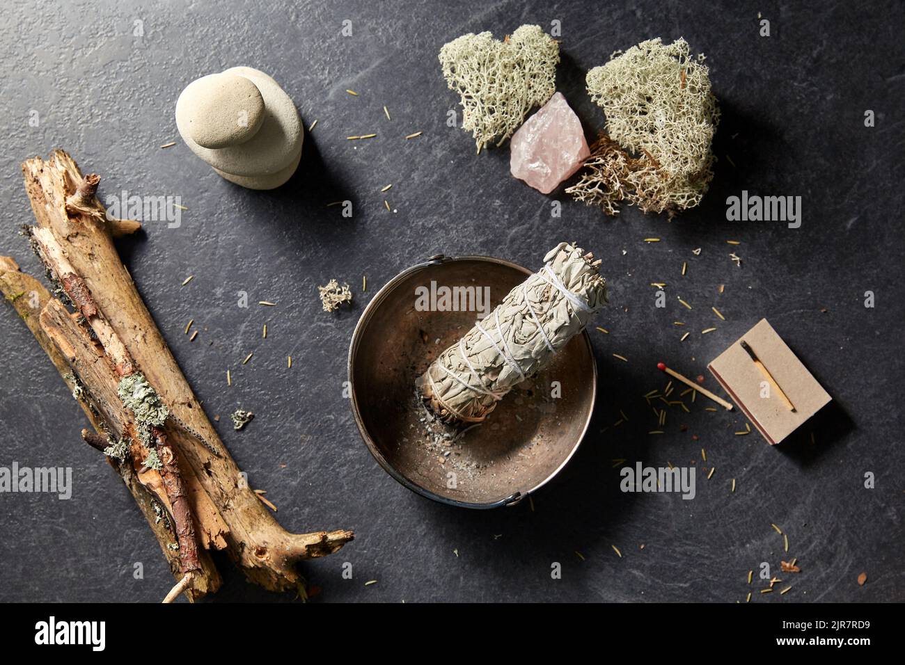 salvia bianca in tazza e personale per rituale magico Foto Stock