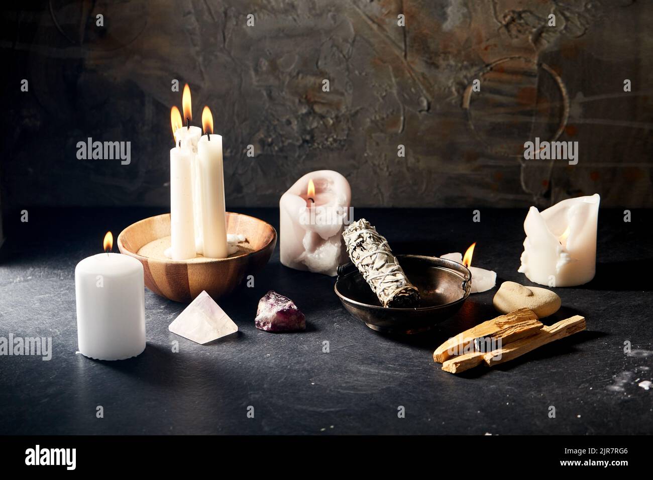 candele brucianti e vari membri del personale per rituale magico Foto Stock