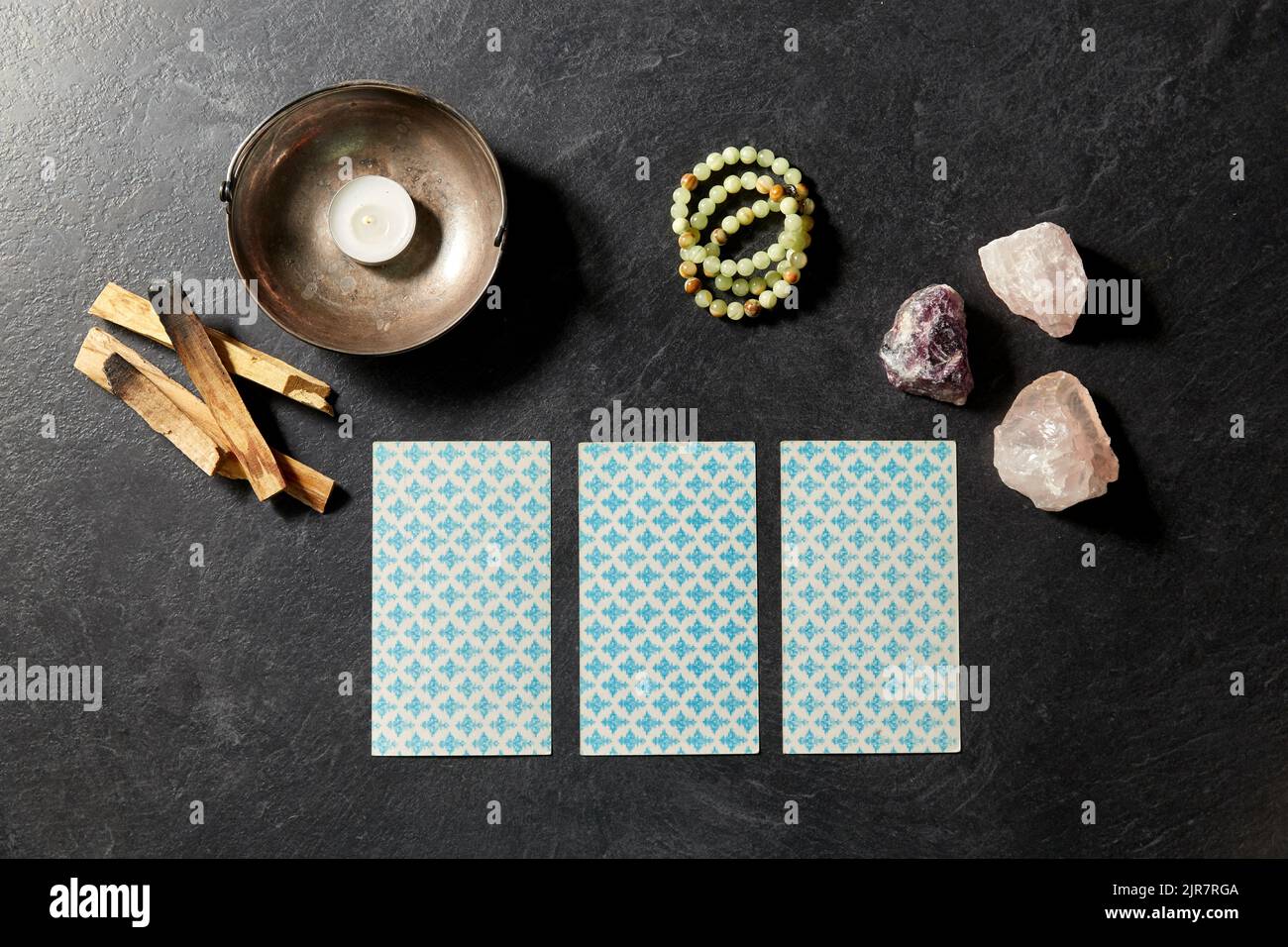 carte tarocchi e personale magico per divinazione rituale Foto Stock