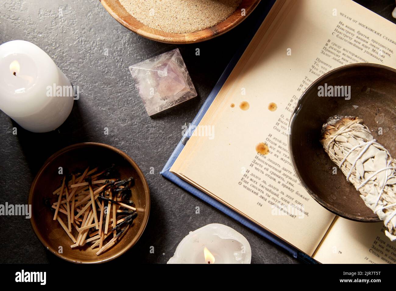scienza occulta e concetto soprannaturale - libro magico, salvia bianca, candele brucianti e personale diverso per il rituale Foto Stock