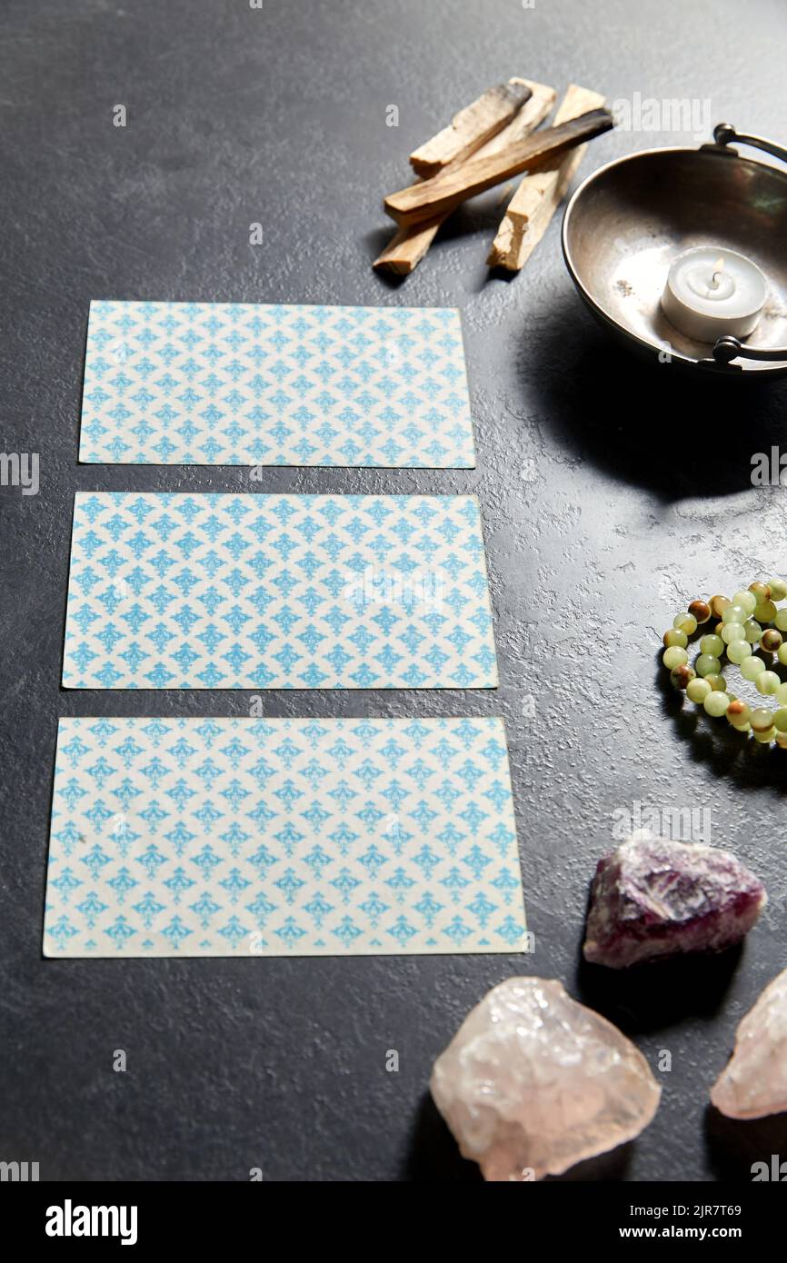 carte tarocchi e personale magico per divinazione rituale Foto Stock