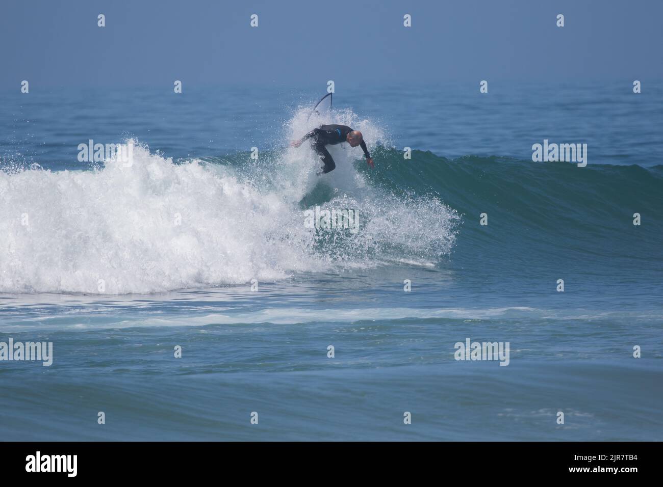 Surfista a cavallo di un'onda Huntington Beach , California ; USA Foto Stock