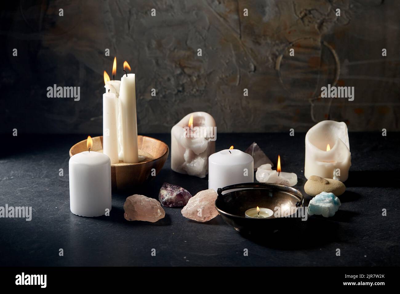 candele e cristalli brucianti per rituale magico Foto Stock