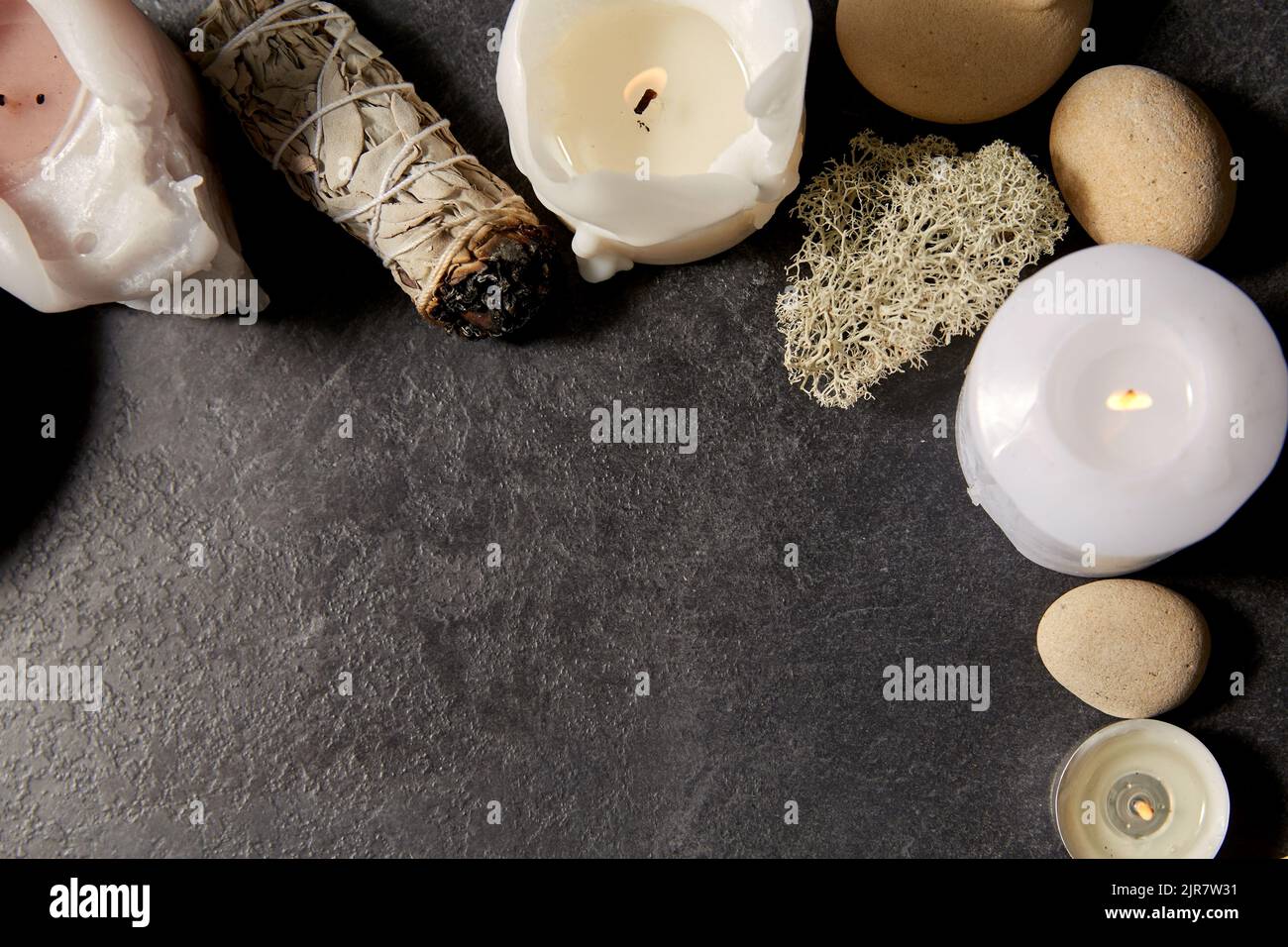 cornice di candele e personale per rituale magico Foto Stock