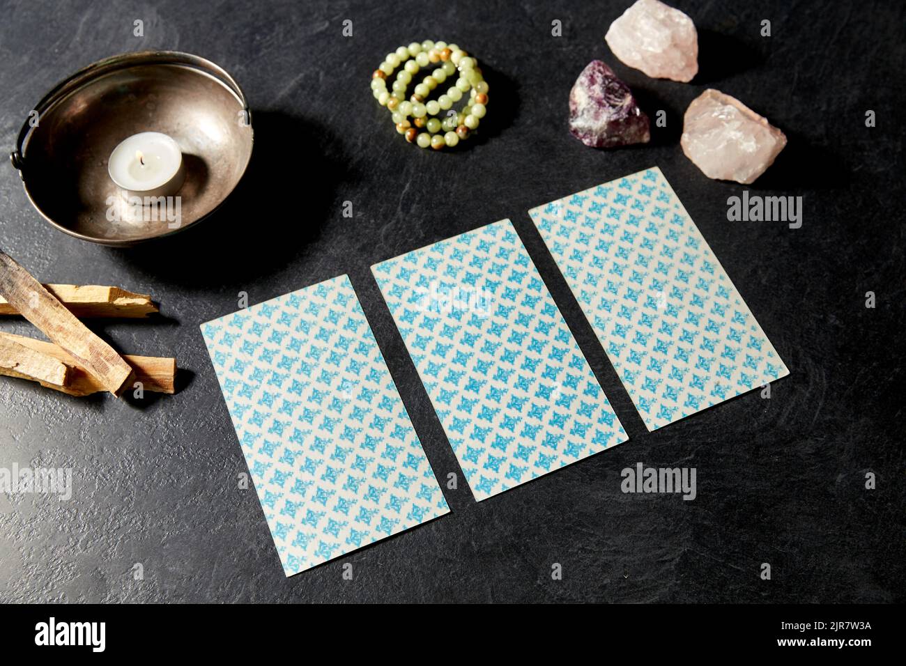 carte tarocchi e personale magico per divinazione rituale Foto Stock