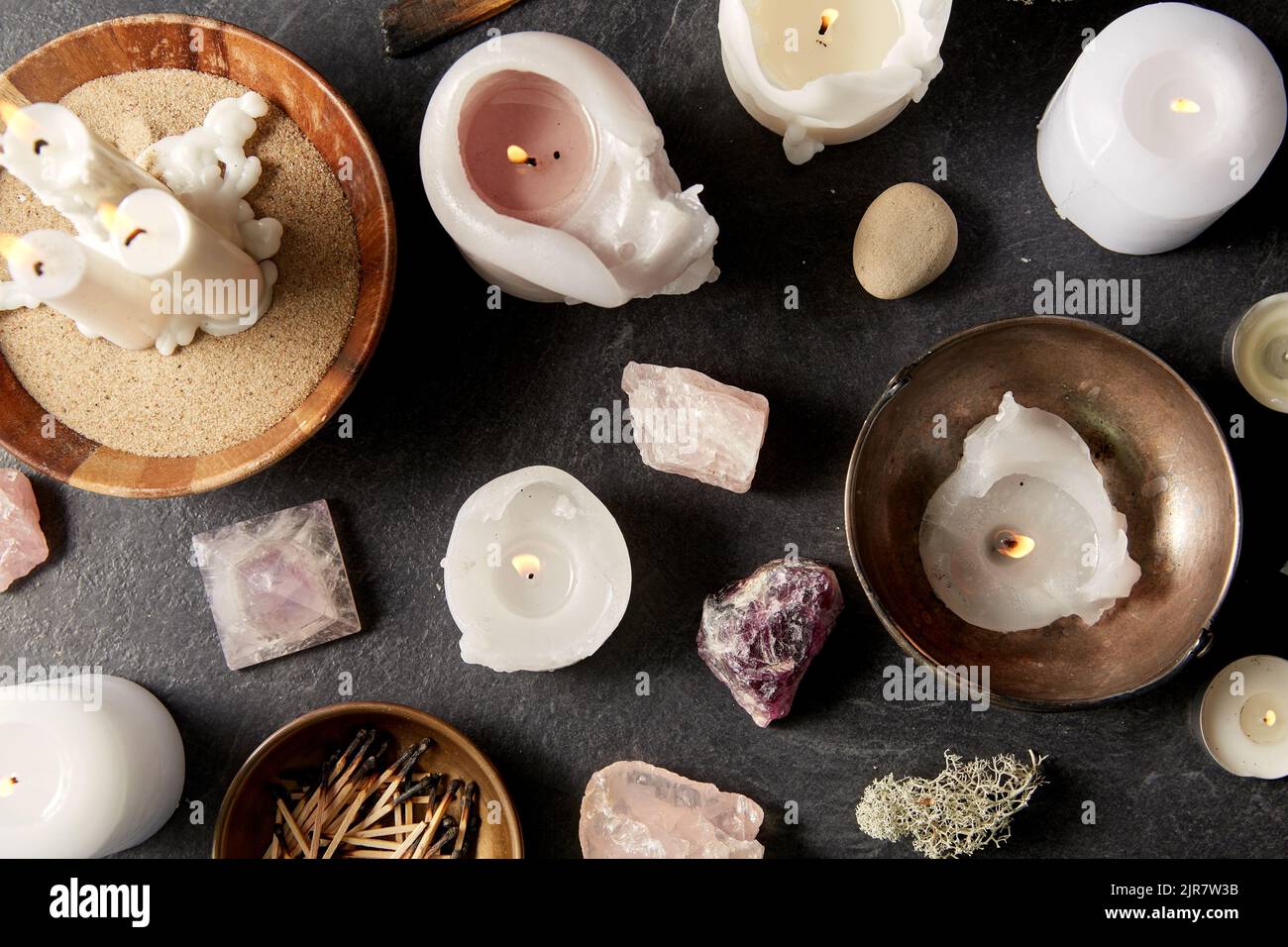 candele e cristalli brucianti per rituale magico Foto Stock