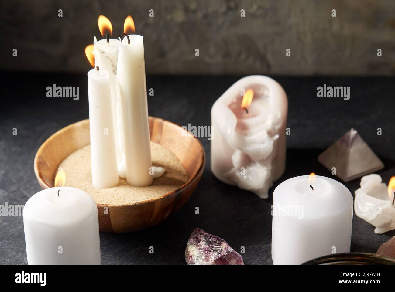 candele e cristalli brucianti per rituale magico Foto Stock