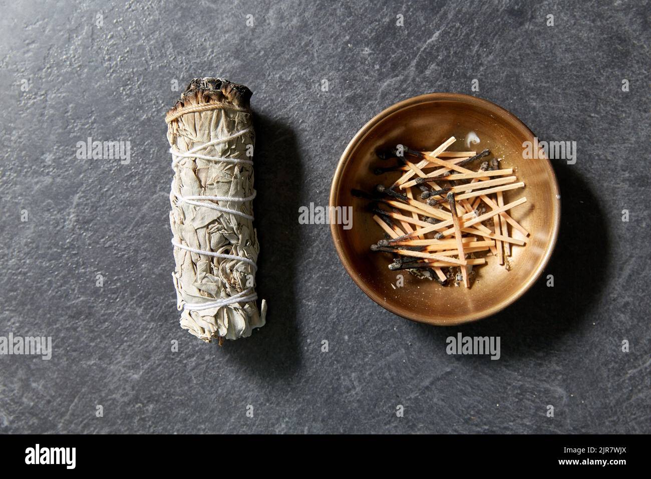 salvia bianca e coppa con fiammiferi bruciati Foto Stock