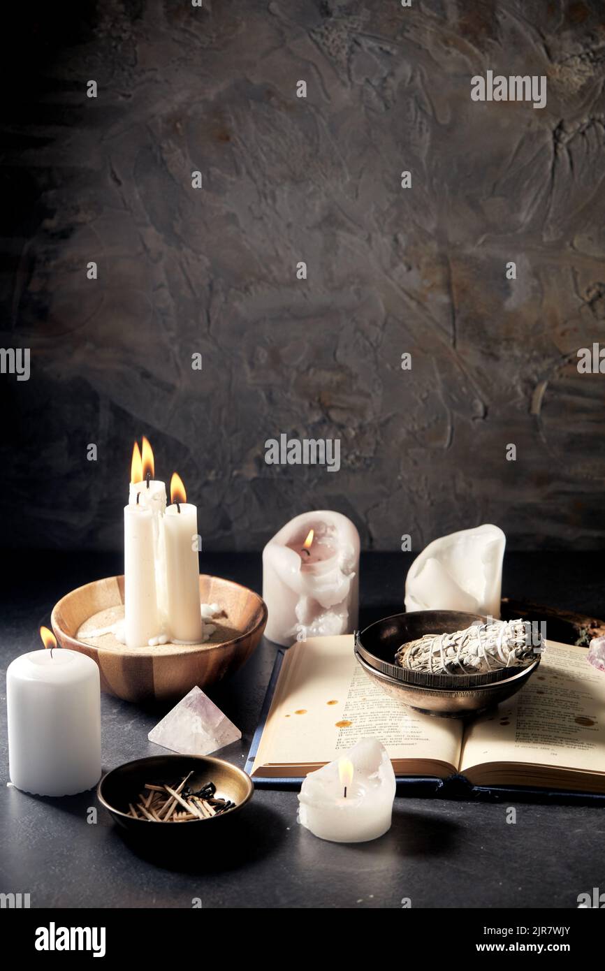 libro magico, salvia, candele bruciate e personale rituale Foto Stock