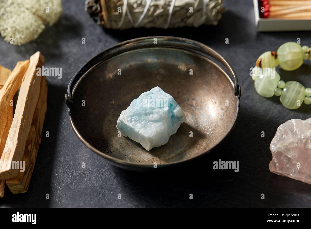 personale vario per rituale magico su sfondo ardesia Foto Stock