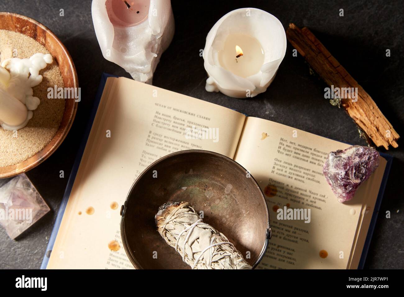 libro magico, salvia, candele bruciate e personale rituale Foto Stock