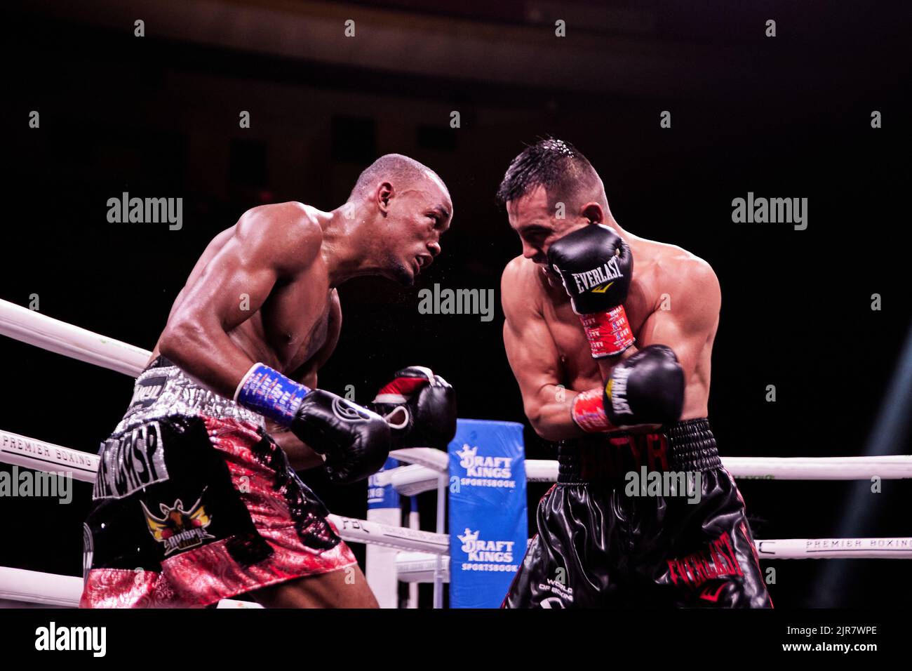 Pugile professionista WBA provvisorio super-leggero Alberto Puello sconfigge WBA Super-leggero Batyr Akhmedov in Professional Boxing match Foto Stock