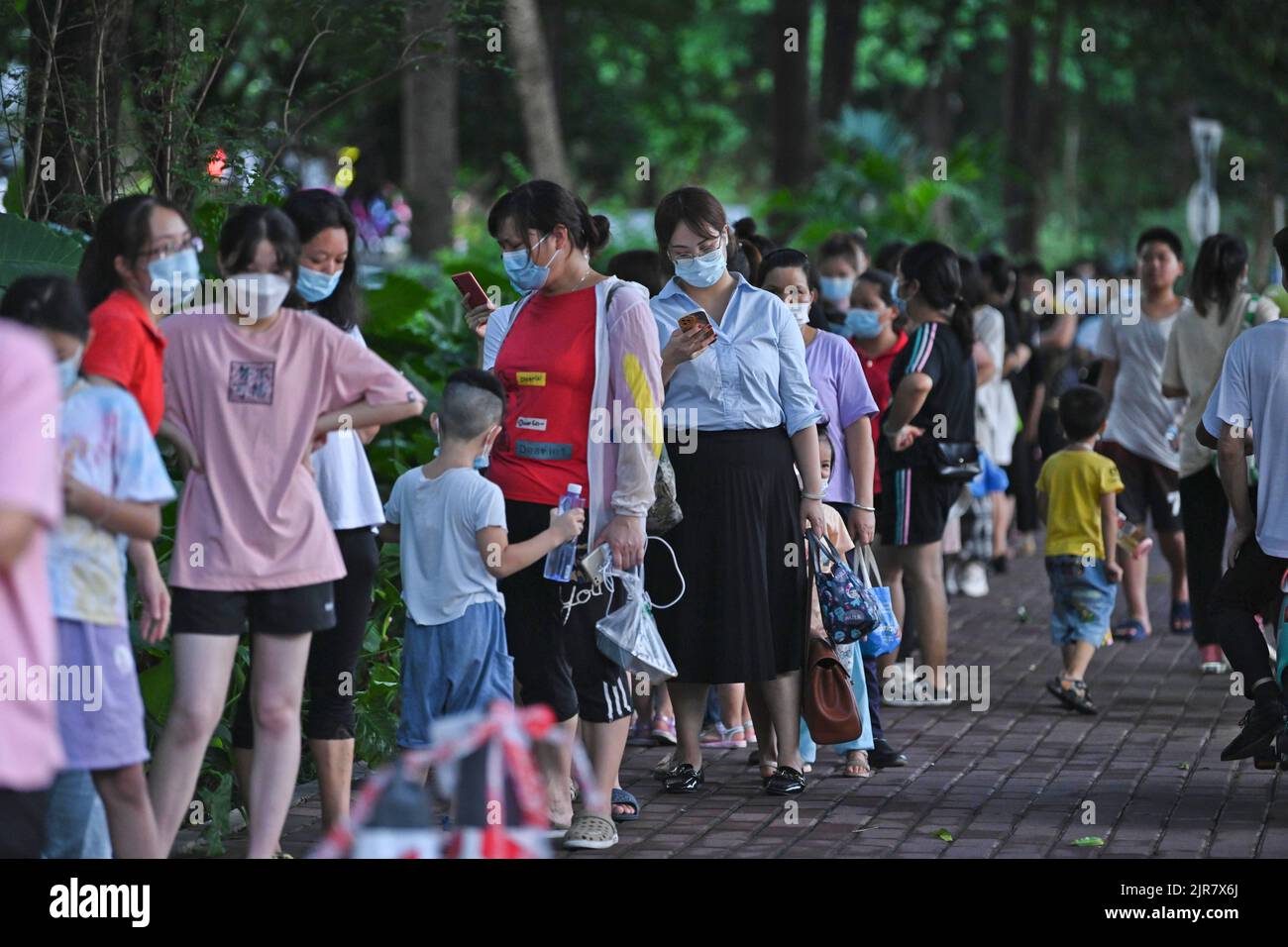 NANNING, CINA - 22 AGOSTO 2022 - le persone aspettano in una lunga coda in un punto di test degli acidi nucleici di strada a Nanning, Guangxi Zhuang autonom della Cina del Sud Foto Stock