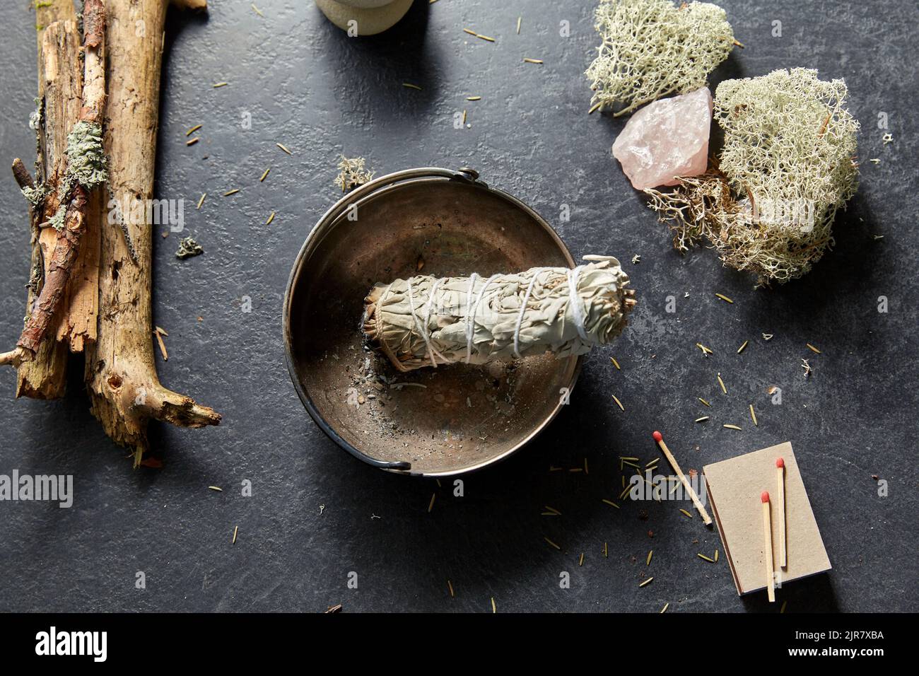 salvia bianca in tazza e personale per rituale magico Foto Stock